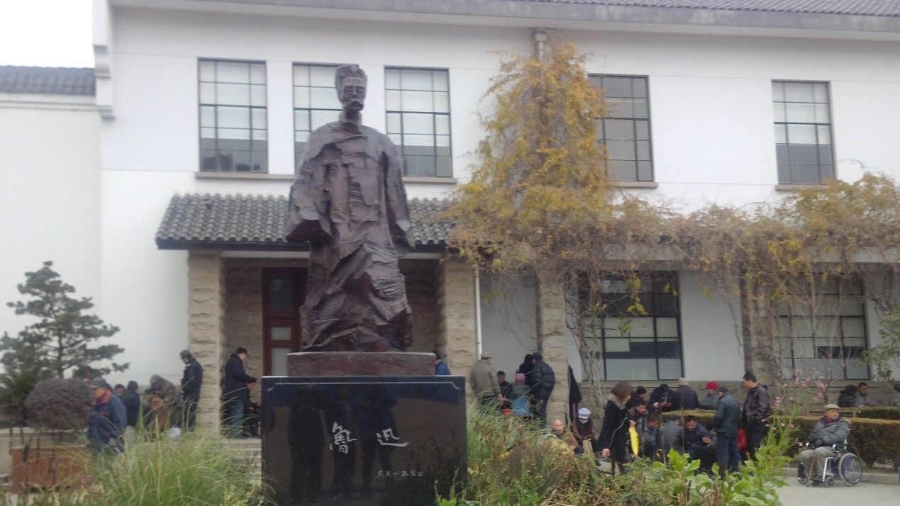 鲁迅纪念馆门口塑像